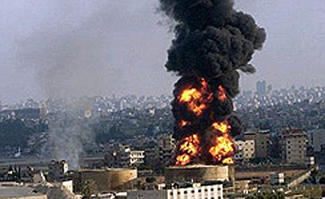Một kho vũ kh&iacute; của Iran bị nổ gần thủ đ&ocirc; Tehran. Ảnh: Daily Mail
