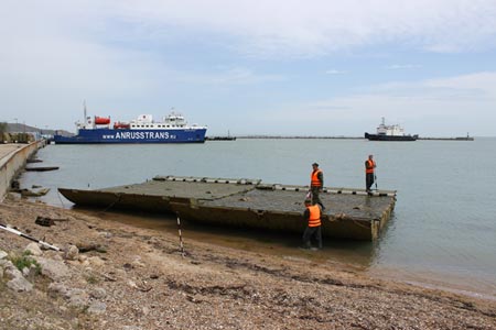 Kỹ sư Nga làm việc tại bán đảo Kerch, Crimea hôm 5-5. Ảnh: CFP