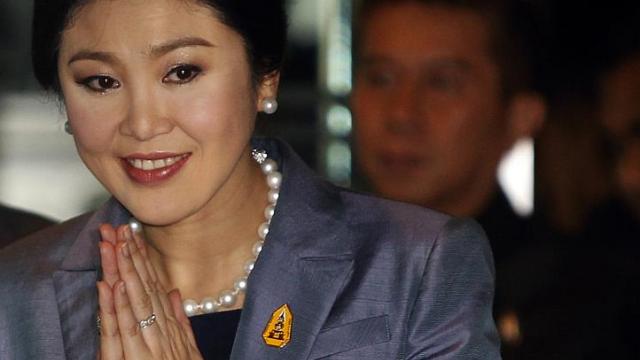 B&agrave; Yingluck tới T&ograve;a &aacute;n Hiến ph&aacute;p Th&aacute;i Lan h&ocirc;m 6-5. Ảnh: Reuters