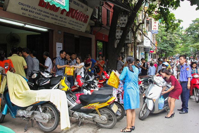 12 giờ trưa, d&atilde;y người xếp h&agrave;ng chờ mua b&aacute;nh b&aacute;nh trung thu tại cửa h&agrave;ng Bảo Phương tr&ecirc;n đường Thuỵ Khu&ecirc; (T&acirc;y Hồ, H&agrave; Nội) vẫn c&ograve;n d&agrave;i đến hơn 1 km. Anh L&acirc;m Vinh H&ugrave;ng - nh&acirc;n vi&ecirc;n bảo vệ tại đ&acirc;y cho biết, từ s&aacute;ng sớm cho tới đầu giờ trưa c&oacute; h&agrave;ng ngh&igrave;n lượt kh&aacute;ch đến mua.