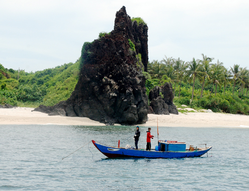 X&atilde; đảo An B&igrave;nh (đảo B&eacute;), huyện đảo L&yacute; Sơn nh&igrave;n từ ph&iacute;a biển. Ảnh:Tr&iacute; T&iacute;n.