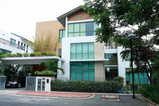 Ng&ocirc;i nh&agrave; diện t&iacute;ch 20x20 m, được bao bọc bởi sắc gỗ n&acirc;u v&agrave;ng. Những mảng tường k&iacute;nh, gi&uacute;p lấy s&aacute;ng v&agrave; c&oacute; tầm nh&igrave;n đẹp.