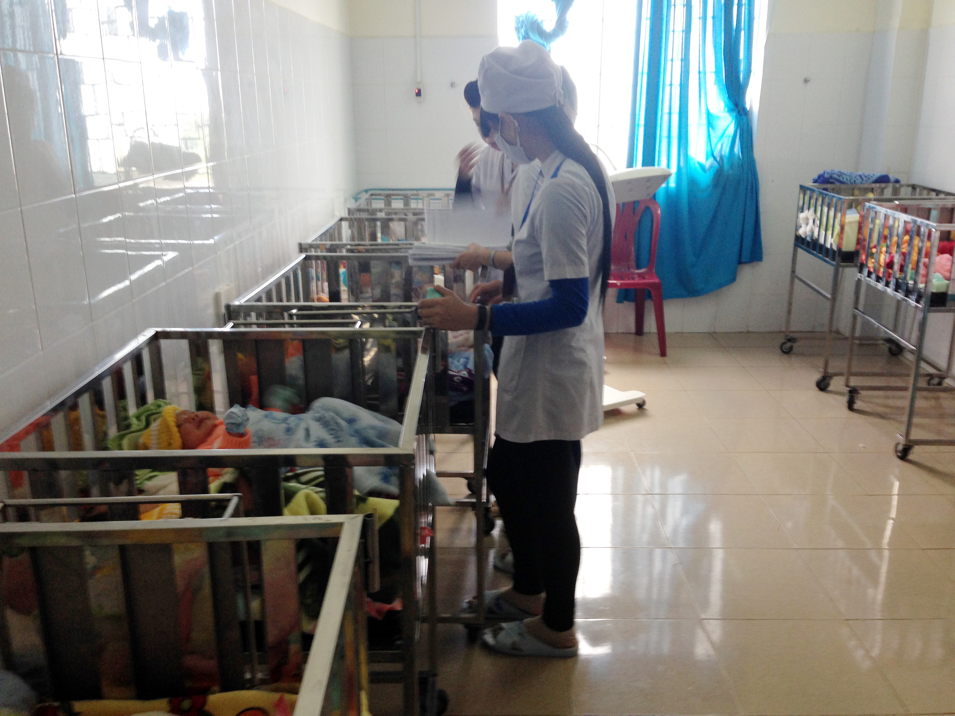 Nhiều trẻ sơ sđược bế trở lại buồng trẻ sơ sinh khi đ&atilde; khắc phục sự cố ch&aacute;y do chập điện xảy ra trong đ&ecirc;m.