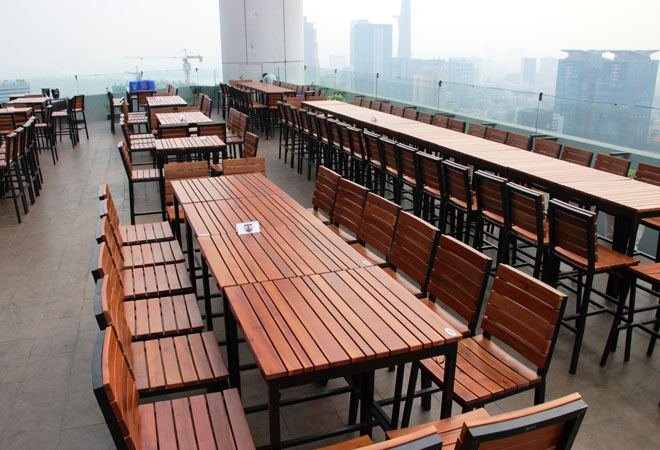 Suất ăn uống ngắm ph&aacute;o hoa ở c&aacute;c t&ograve;a nh&agrave; cao l&ecirc;n tới cả triệu đồng/người