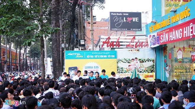 Chen lấn mua smartphone gi&aacute; 535.000 đồng ở S&agrave;i G&ograve;n