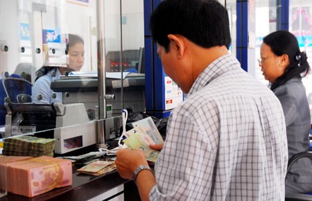 Nên gửi tiền ngân hàng và mua nhà đất