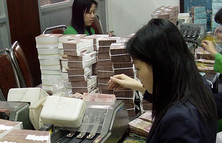 Việc thu hẹp dần số lượng ngân hàng sẽ lành mạnh hóa hệ thống, đem nhiều lợi ích cho nền kinh tế. Ảnh minh họa: HTD