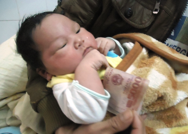 Bé trai sơ sinh nặng 5.1kg