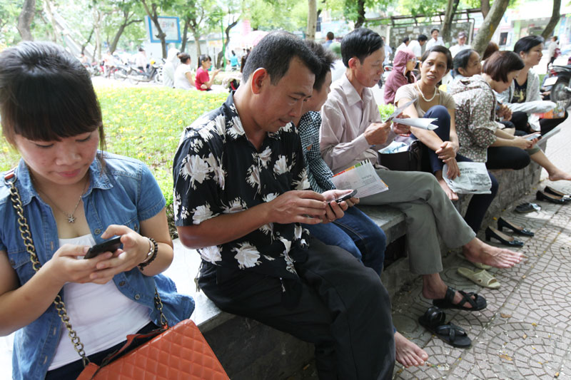 Smartphone thay thế sách báo tại trường thi