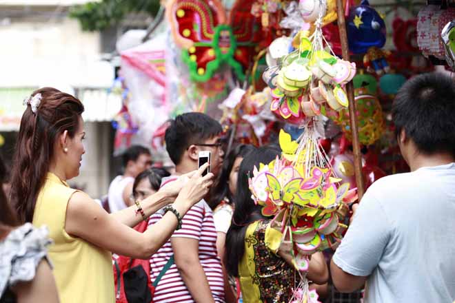 Ngoài các em thiếu nhi thì phố Lương Nhữ Ngọc cũng là nơi những người lớn tìm về ký ức tuổi thơ