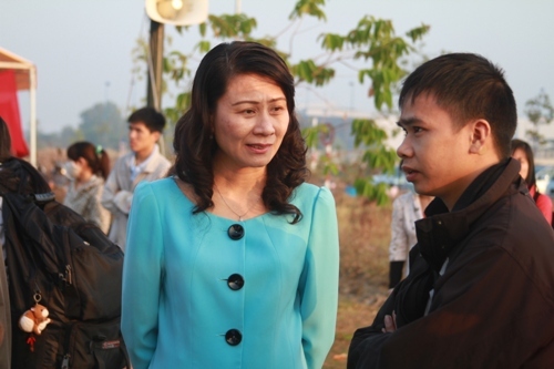 B&agrave; Nguyễn Thị Thu, Chủ tịch LĐLĐ TP HCM thăm hỏi c&ocirc;ng nh&acirc;n trước giờ khởi h&agrave;nh