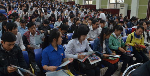 Học sinh từ c&aacute;c trường THPT tập trung tại hội trường Trường ĐH Quảng Nam