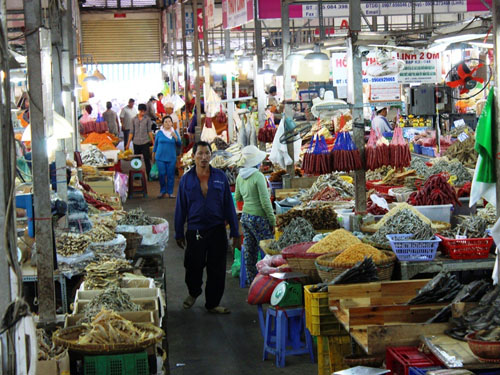 Khu chợ c&oacute; hơn 120 quầy, mỗi ng&agrave;y cung ứng hơn 6 tấn thủy hải sản kh&ocirc;.