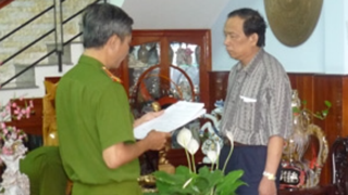 Đại diện cơ quan CSĐT đọc lệnh khám xét nhà ông Kiệt ở TP Quy Nhơn