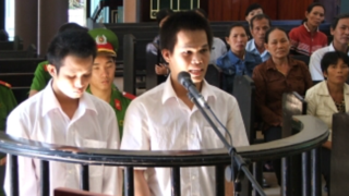 Vác rựa đi trả thù lại chém nhầm đôi tình nhân