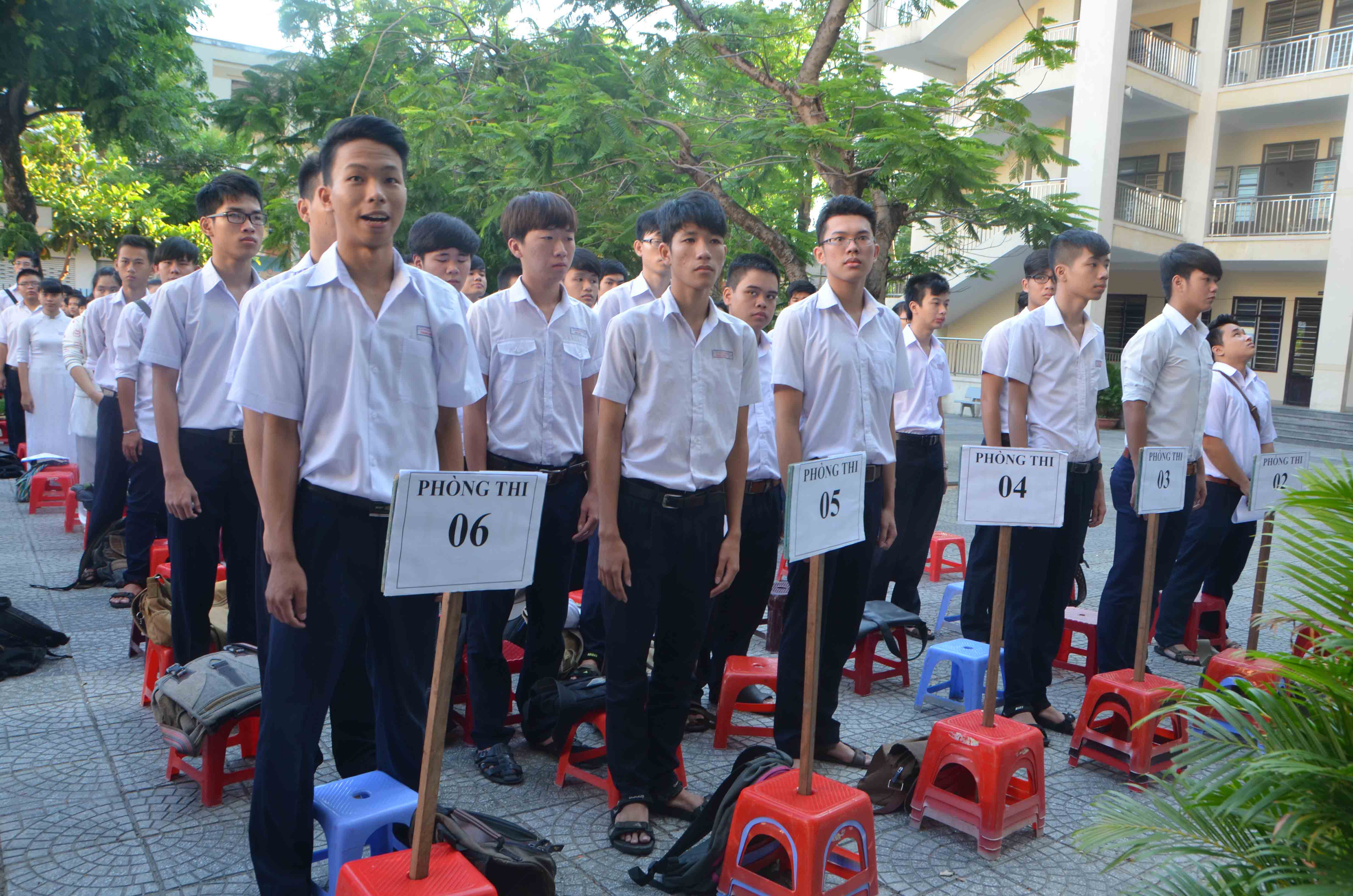 Th&iacute; sinh ở HĐT Trường THPT Trần Ph&uacute; h&aacute;t quốc ca trong lễ ch&agrave;o cờ trước ng&agrave;y thi đầu ti&ecirc;n