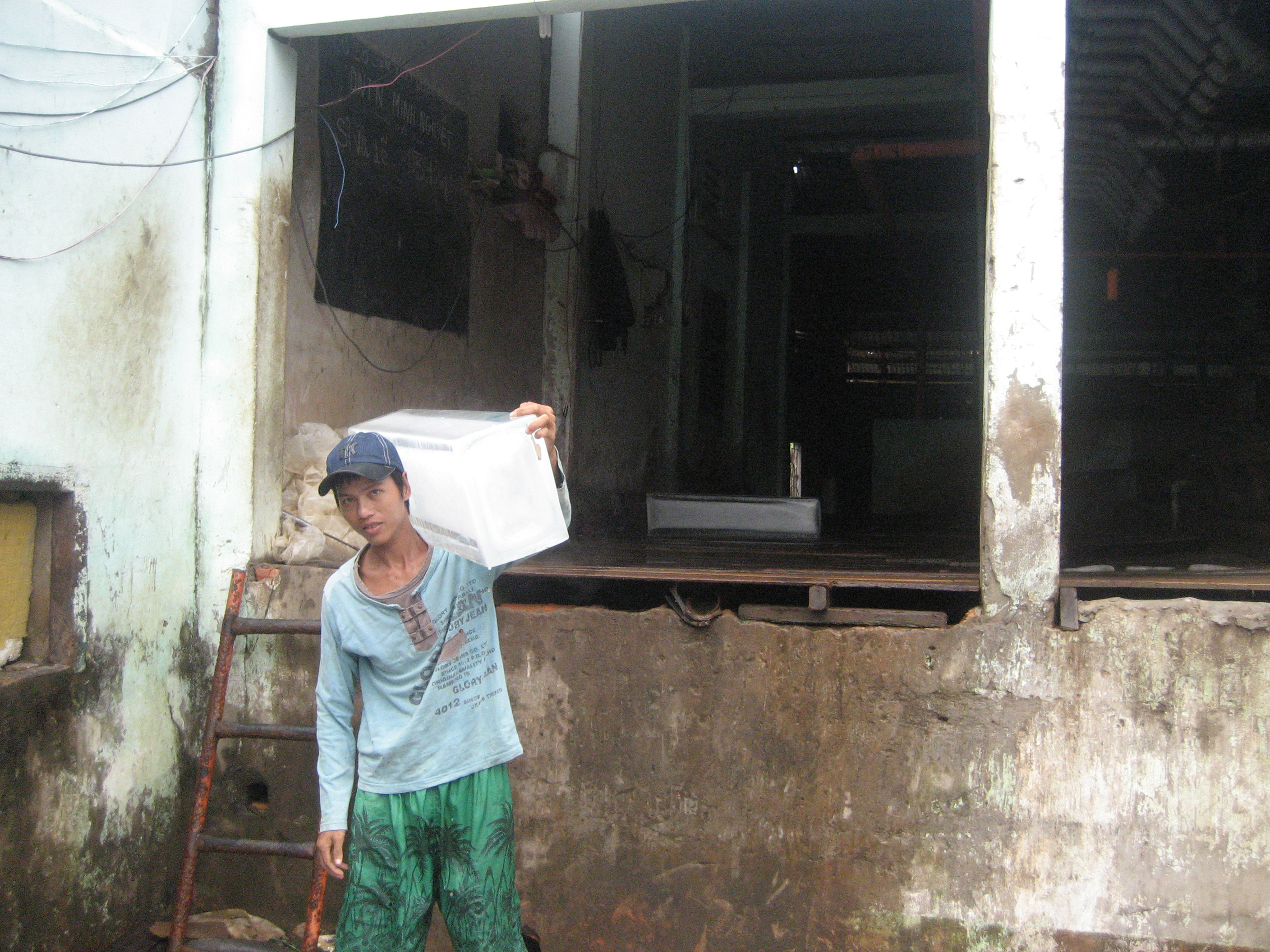 Trần Văn Đỡ, 1 trong số thanh niên cho rằng mình bị các cán bộ điều tra đánh đập rất nhiều nên đành phải nhận tội giết người để tránh những trận đòn đau đớn tiếp theo