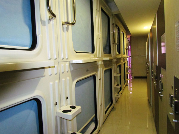 C&aacute;c khoang ngủ của kh&aacute;ch sạn con nh&ocirc;ng được xếp s&aacute;t v&agrave; chồng l&ecirc;n nhau. Đối diện l&agrave; c&aacute;c tủ chứa đồ.