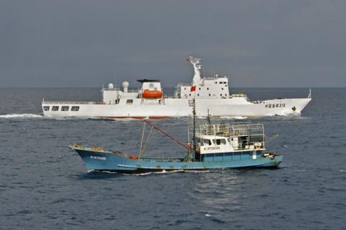 Tàu Philippines phá vây tuần duyên Trung Quốc