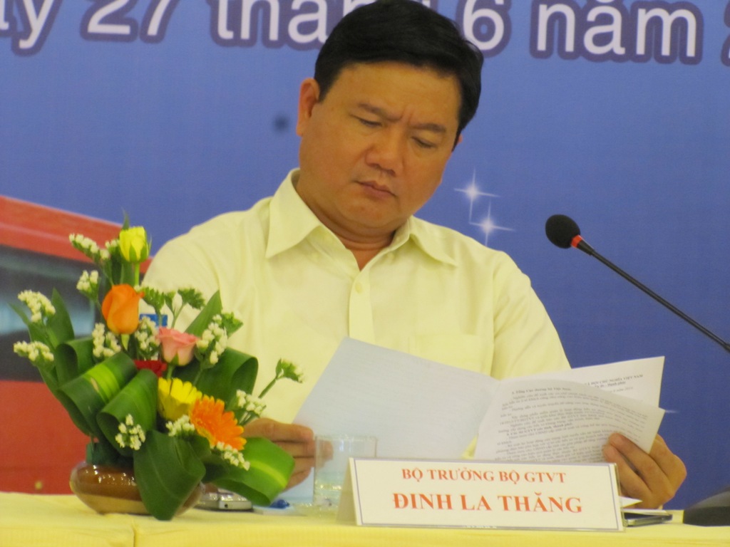 Bộ trưởng Đinh La Thăng trong hội nghị về x&atilde; hội h&oacute;a bến xe tổ chức tại Đ&agrave; Nẵng, s&aacute;ng 27-6