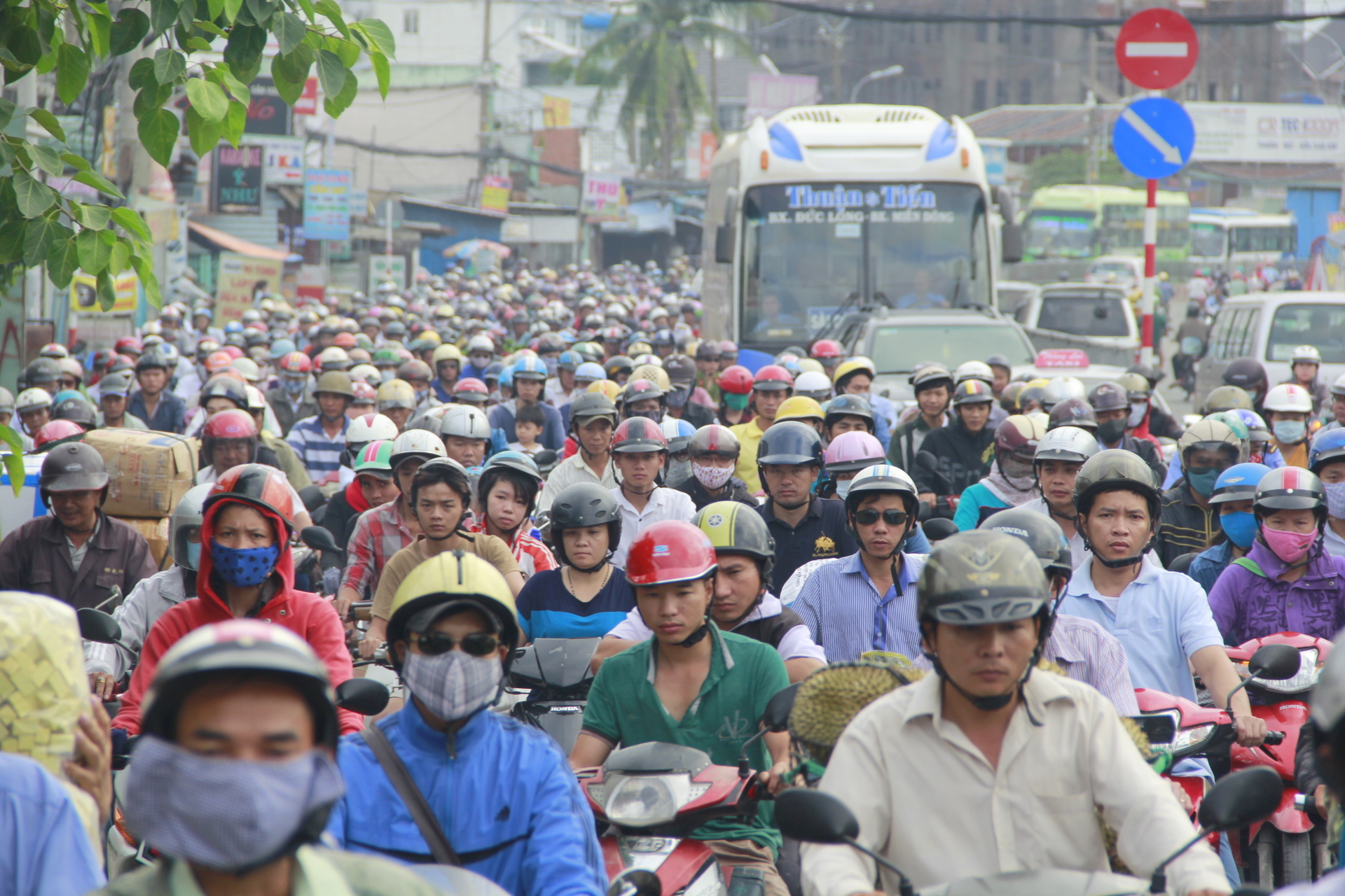 TP HCM: Kẹt xe khắp nơi làm phụ huynh và thí sinh sôi sục