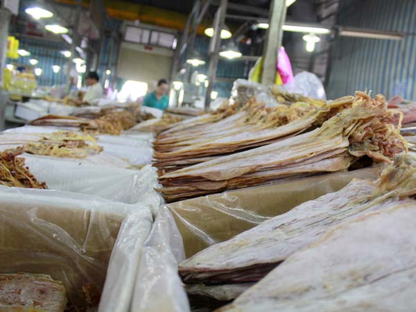 Giảm giá mạnh nhất là các loại khô mực (giảm từ 50.000 đồng – 100.000 đồng/kg).