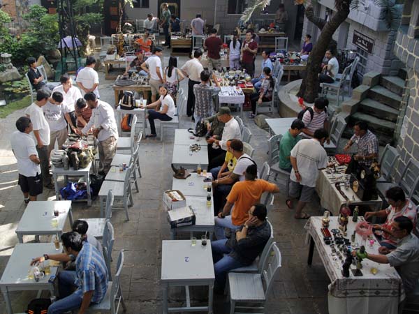 V&agrave;o mỗi s&aacute;ng chủ nhật chợ ve chai trở th&agrave;nh điểm đến ưa th&iacute;ch của nhiều người ưa chuộng đổ cổ, đồ cũ, những vật dụng hiếm v&agrave; lạ.