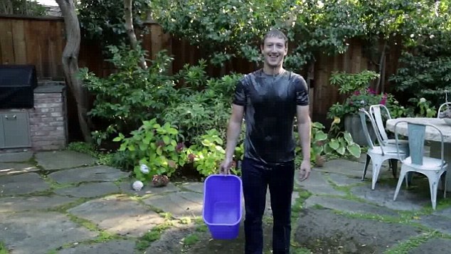 Nhà sáng lập Facebook thách thức Bill Gates dội xô nước đá lên đầu