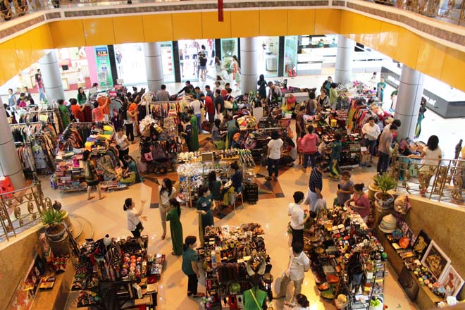 Khu vực “sale off” các mặt hàng gồm quần áo, túi xách, đồ lưu niệm… thu hút nhiều khách hàng trong hai ngày cuối tuần.