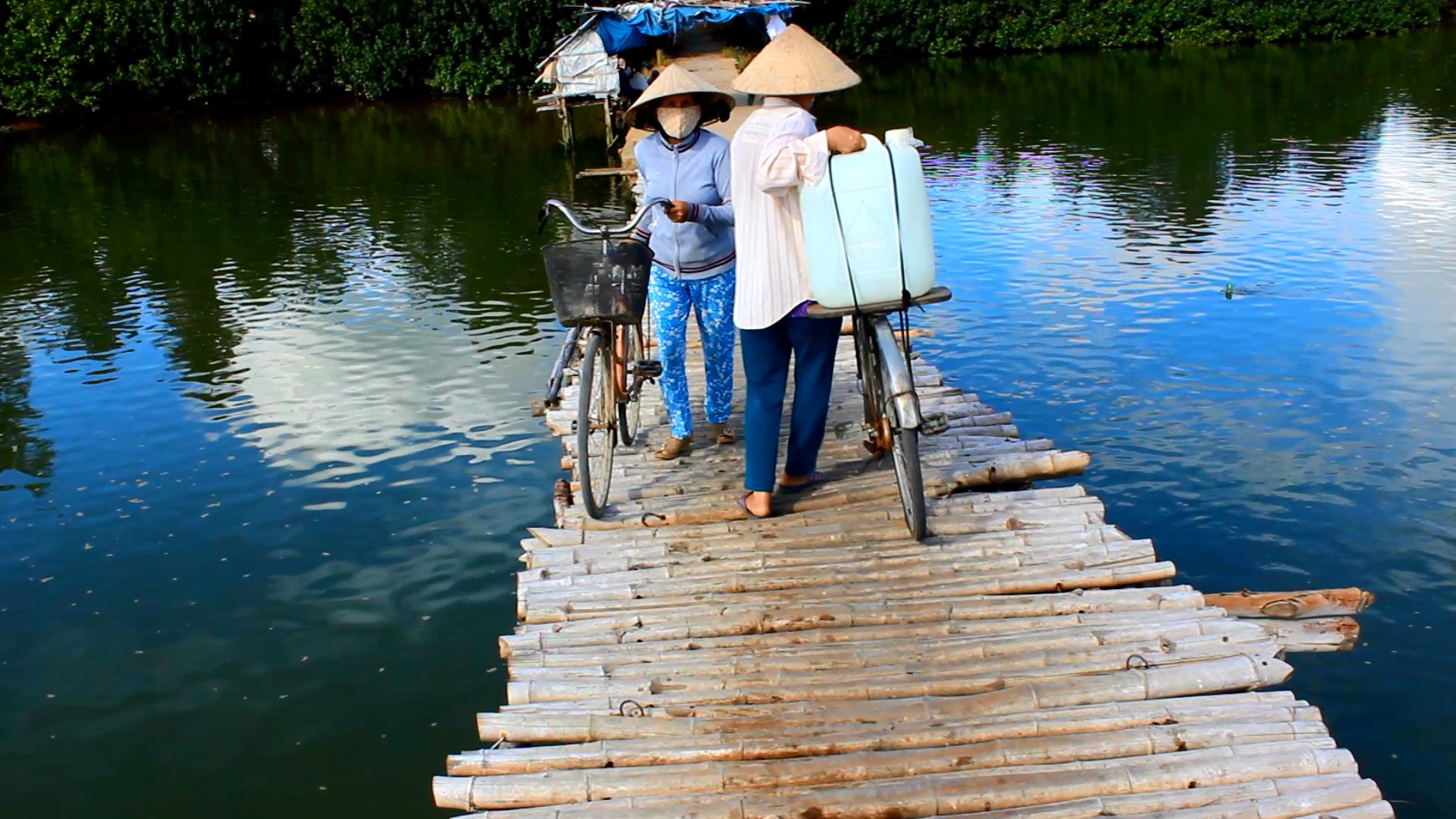 Chạy xe máy qua cầu tre mục nát, rơi xuống sông tử vong