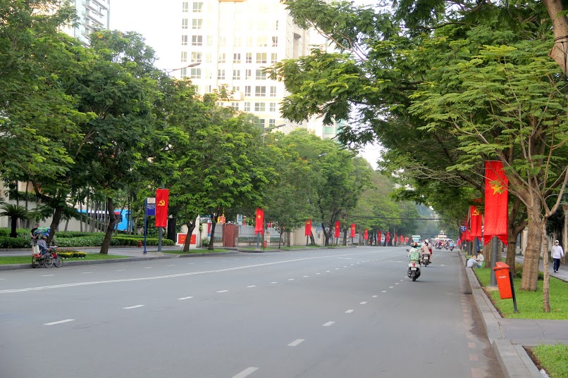 Những con đường rộng th&ecirc;nh thang, vắng b&oacute;ng người, cờ hoa, băng r&ocirc;n rực rỡ mừng lễ Quốc kh&aacute;nh nước Cộng h&ograve;a X&atilde; hội Chủ nghĩa Việt Nam.