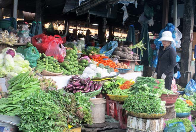 C&aacute;c sạp b&aacute;n rau, của quả chất đầy chợ nhưng rất &iacute;t người mua.