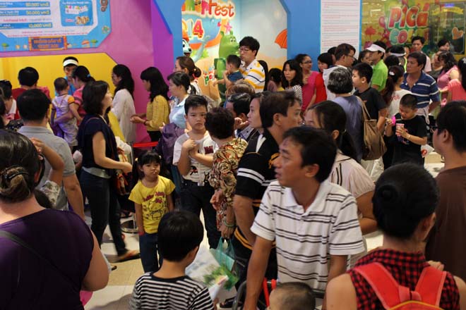 Khu vui chơi, ăn uống trung t&acirc;m thương mai Aoen Mall (Quận T&acirc;n Ph&uacute;) trong ng&agrave;y 2-9 qu&aacute; tải lượng kh&aacute;ch.