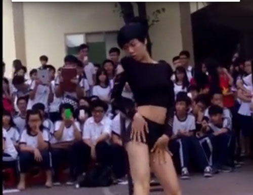 M&agrave;n m&uacute;a cột g&acirc;y phản cảm trong ng&agrave;y khai giảng ở Trung t&acirc;m Kỹ thuật Tổng hợp Hướng nghiệp L&ecirc; Thị Hồng Gấm (ph&acirc;n hiệu của Trường THPT L&ecirc; Thị Hồng Gấm)