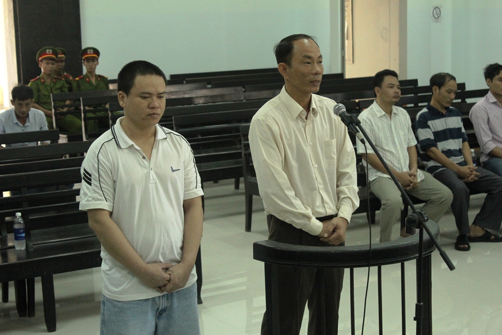 Hai bị cáo Luân Văn Nam và Nguyễn Thành Trung tại phiên tòa