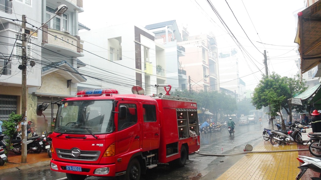 An Giang: 15 căn nhà bốc cháy phừng phừng trong cơn mưa lớn