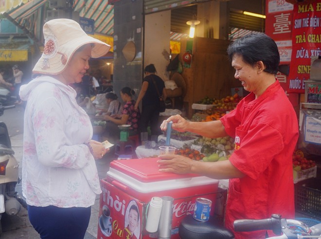 C&agrave; ph&ecirc; của anh Thời được nhiều kh&aacute;ch h&agrave;ng từ d&acirc;n lao động tới văn ph&ograve;ng đều ưa chuộng. Ảnh: Diệp Sa.