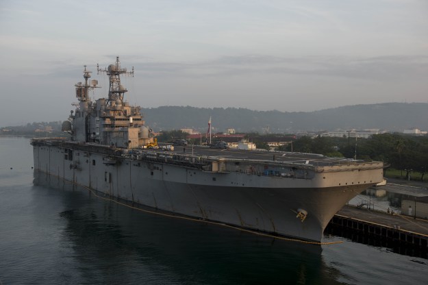 T&agrave;u USS Peleliu bị giữ tại Vịnh Subic, Philippines để điều tra vụ giết người. Ảnh: US Navy Photo