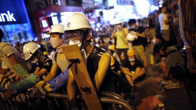 Người biểu t&igrave;nh tập trung ở khu Vượng Gi&aacute;c cuối tuần qua. Ảnh: Reuters