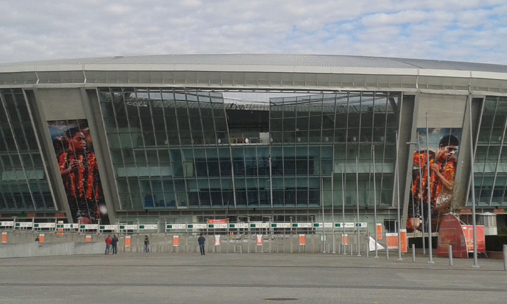 Vụ nổ khiến câu lạc bộ bóng đá Shakhtar Donetsk bị hư hỏng nặng. Ảnh: Vice News