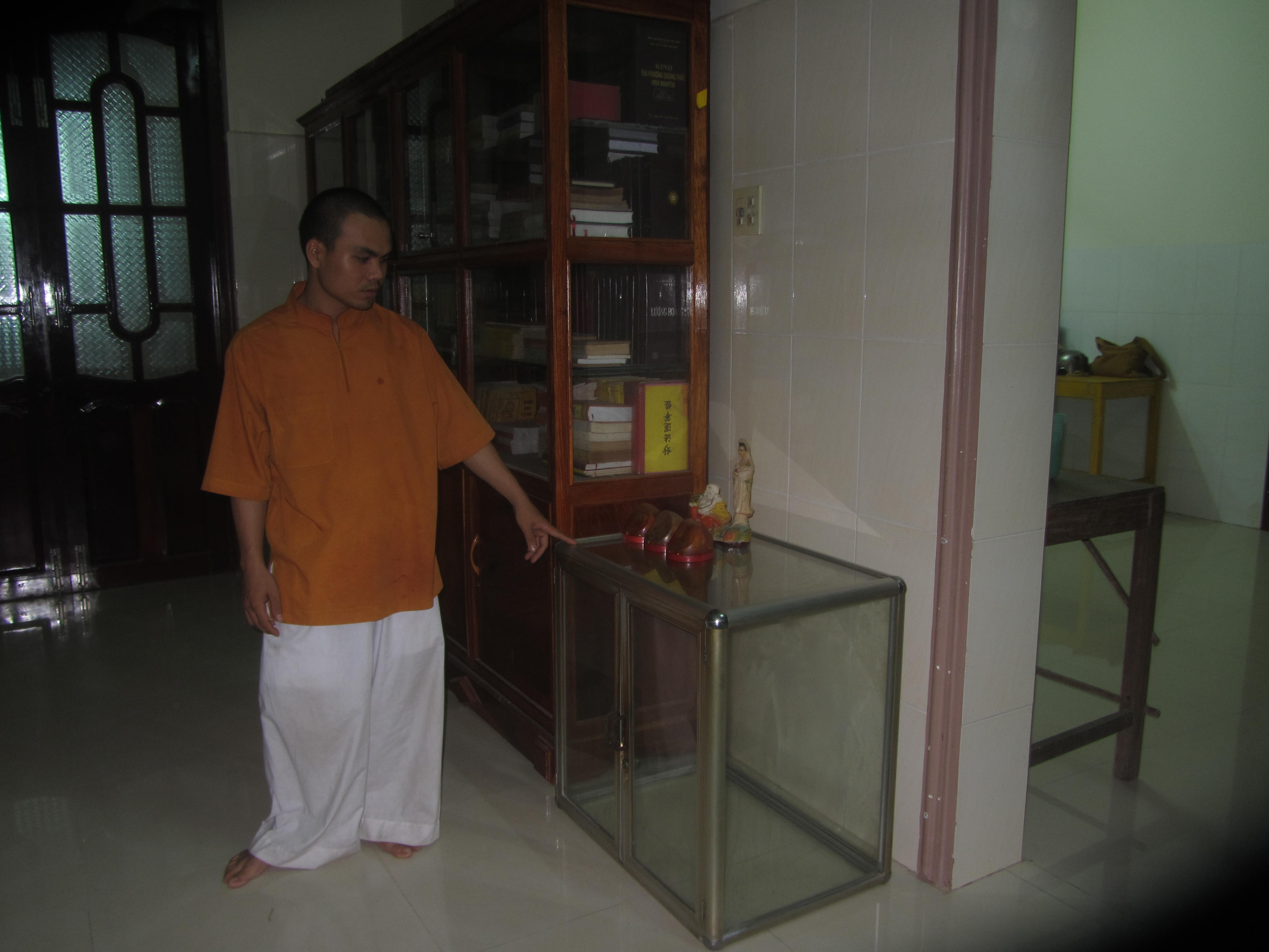 Tủ kính cất giữ các tượng phật bị kẻ gian bưng ra đường cạy phá rồi lấy mất 3 bức tượng quý