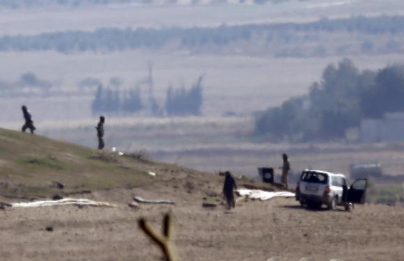 IS kiểm tra một ngọn đồi ngoại &ocirc; TP Kobane h&ocirc;m 23-10. Ảnh: Reuters