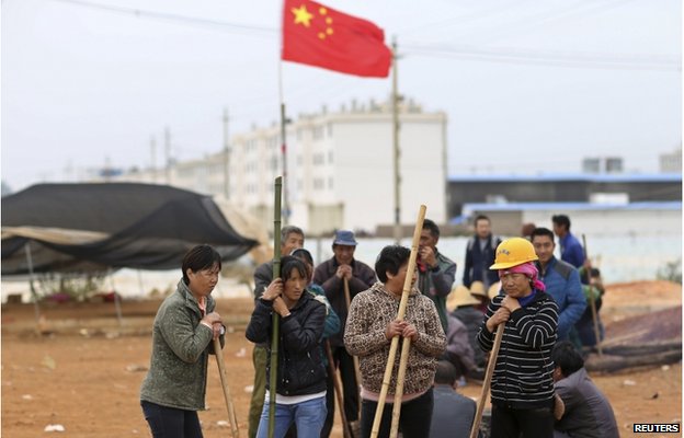 D&acirc;n l&agrave;ng Fuyou phản đối vụ bồi thường kh&ocirc;ng thỏa đ&aacute;ng ng&agrave;y 14-10. Ảnh: Reuters