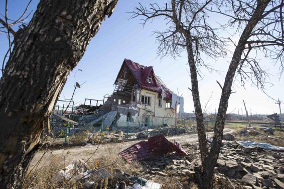 Một ng&ocirc;i nh&agrave; bị ph&aacute;o k&iacute;ch t&agrave;n ph&aacute; ở miền Đ&ocirc;ng Ukraine. Ảnh: Reuters
