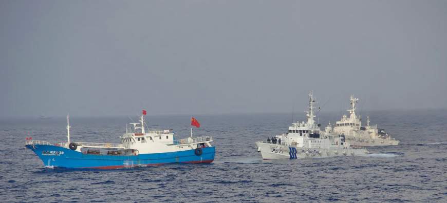 Cảnh s&aacute;t biển Nhật Bản đuổi theo một t&agrave;u c&aacute; Trung Quốc ngo&agrave;i khơi đảo Miyako, tỉnh Okinawa. Ảnh: AP