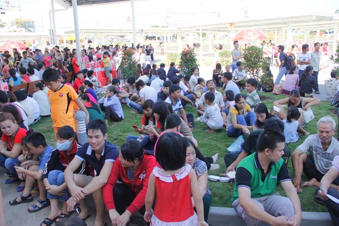 Do thời tiết nắng n&oacute;ng ngay từ s&aacute;ng n&ecirc;n nhiều người cảm thấy mệt mỏi trong l&uacute;c chờ đợi trung t&acirc;m mở cửa. Hầu hết kh&aacute;ch đến khu mua sắm n&agrave;y cho biết l&agrave; do t&ograve; m&ograve; về c&aacute;c dịch vụ mới, trong đ&oacute; c&oacute; c&aacute;c m&oacute;n ăn nổi tiếng của Nhật Bản c&oacute; gi&aacute; kh&aacute; mềm.