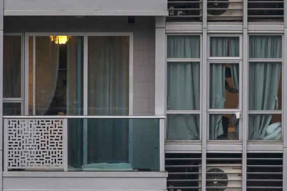 Căn hộ của nghi phạm bị cảnh s&aacute;t Hồng K&ocirc;ng bắt giữ. Ảnh: Reuters
