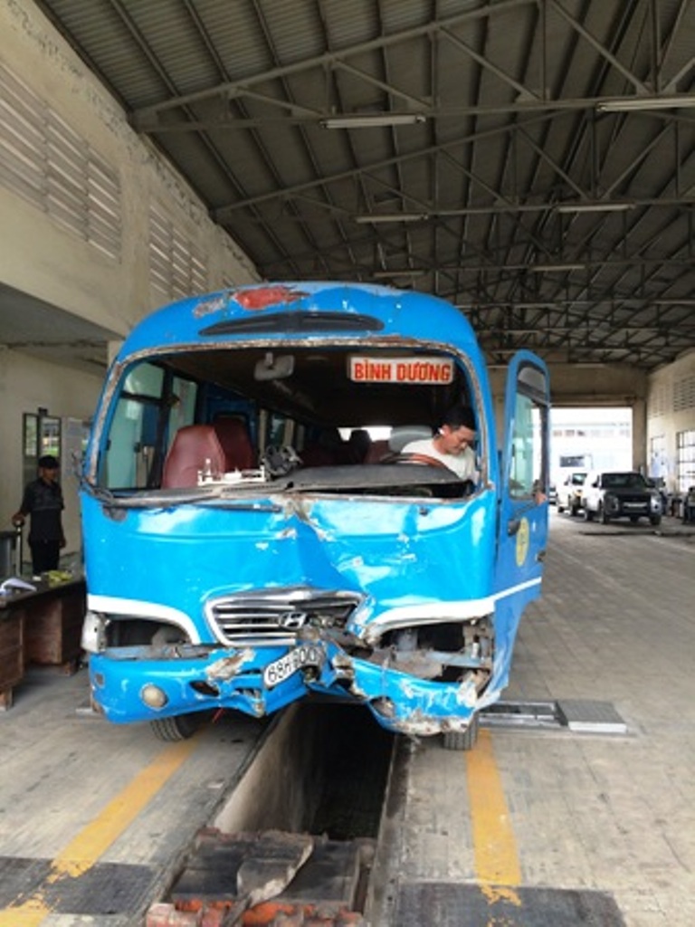 Chiếc xe bị n&aacute;t phần đầu