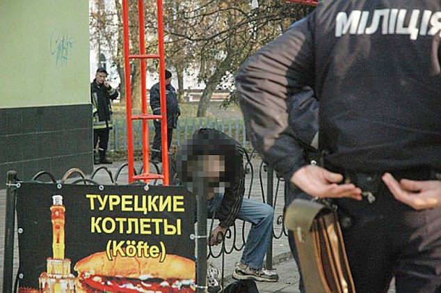 Cảnh sát có mặt tại hiện trường. Ảnh: Daily Mail