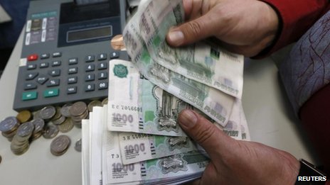 Đồng rúp tụt giá mạnh so với đồng USD và Euro